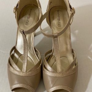 Bandolino B-Flexible Beige With Gold trim. 3inch Heel dress shoe.